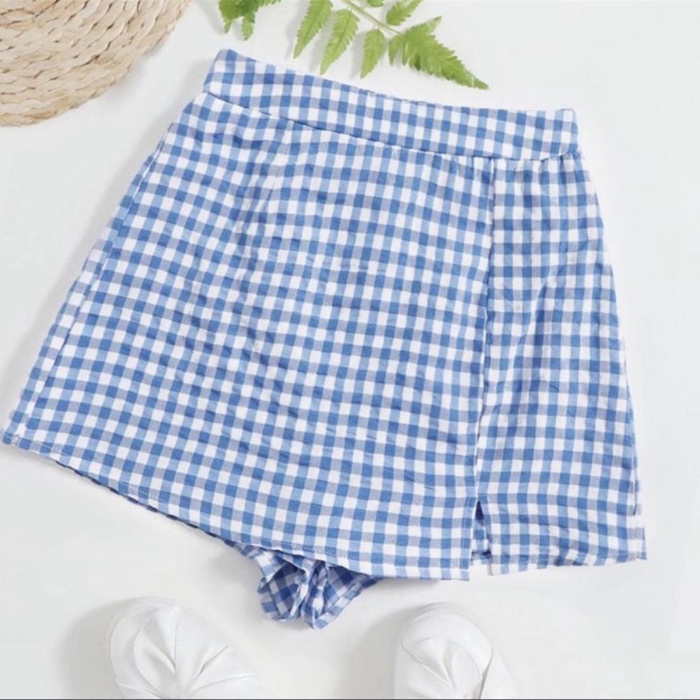 Blue skort with elastic waistband
NEVER WORN
